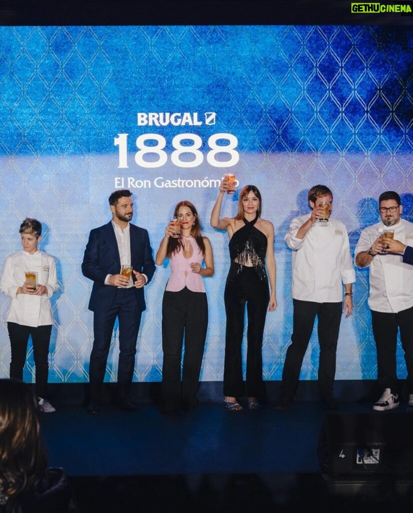 Dafne Fernández Instagram - El pasado jueves disfruté de un momento único junto a @ronbrugal_es y mis amigos @silvia__alonso y @avelazquezb 4 chef 👨‍🍳 👩‍🍳 maravillosos nos prepararon un menú que crearon inspirados en nuestra historia de amistad y ha sido una de las experiencias más increíbles de mi vida. Cómo han transladado a unos platos la esencia de nuestra amistad ha sido totalmente alucinante. En el evento se ha presentado la nueva edición de la unión de alta coctelería y alta gastronomía en una ruta gastronómica que podréis disfrutar por todo el país. #BrugalAmistadVerdadera #1888ElRonGastro (Disfruta de un consumo responsable) Publi Look @gualtercong Jerez de la Fra.