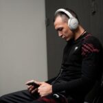 Damir Ismagulov Instagram - За пару часов до боя в раздевалке. Одно из моих любимых состояний, когда уже ничего не важно и ты борешься сам с собой , со своим страхом, находясь за тысячи километров от дома…