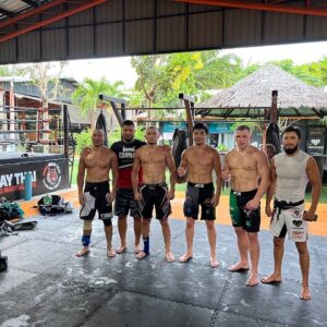 Damir Ismagulov Instagram - Под чутким руководством @kayrat.nurmaganbetov 🥊🔥 @sayatus когда нет боя мы начинаем драться между собой 😉