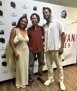 Dan Ferreira Instagram - Noite do último sábado pra lembrar pra sempre. Comemorando mais um ano de vida no show desse artista que eu amo! @djavan sua arte é gigante, atemporal. Uma honra te conhecer! Sentir e perceber a vida por sua música é uma benção! Vida longa!!! ❤️

Obrigado, @eva_atocha e @vanessacardososoms