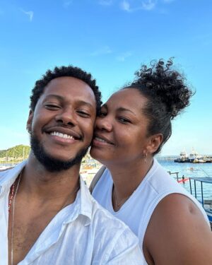 Dan Ferreira Instagram - Celebro a senhora hoje e sempre, mãe. Obrigado pelo milagre da vida, por me ensinar a ser gente. Gente que brilha, como a senhora. Vida com ainda mais saúde e prosperidade, pra ver e viver o melhor dessa vida. Seus filhos realizando, seu companheiro te celebrando, seu neto crescendo e a senhora sendo a sua totalidade, cada vez mais e mais! Feliz aniversário! Te amo, Reni ❤️