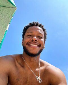 Dan Ferreira Instagram - Foto de ontem, mantendo a tradição de amanhecer no mar, renovando o ciclo, no dia que eu nasci. Grato pela vida, pelo ofício, pela família, pela minha companheira, por meus amigos, pelo meu filho, que faz um ano hoje, meu maior presente, minha grande missão. Obrigado por todo amor e carinho enviado, cada mensagem. Que tudo retorne multiplicado. Com as bençãos e proteção dos meus ancestrais sigo cada vez maior! Axé❤️