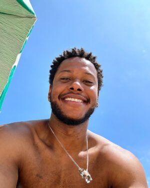 Dan Ferreira Instagram - Foto de ontem, mantendo a tradição de amanhecer no mar, renovando o ciclo, no dia que eu nasci. Grato pela vida, pelo ofício, pela família, pela minha companheira, por meus amigos, pelo meu filho, que faz um ano hoje, meu maior presente, minha grande missão. Obrigado por todo amor e carinho enviado, cada mensagem. Que tudo retorne multiplicado. Com as bençãos e proteção dos meus ancestrais sigo cada vez maior! Axé❤️