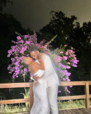 Dan Ferreira Instagram - Amor, saúde, paz e prosperidade, meu povo! 🌺✨❤️