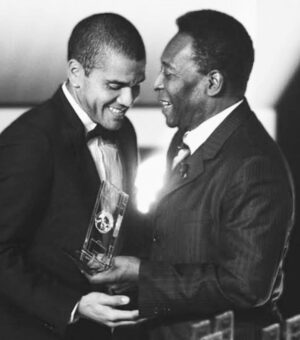 Dani Alves Instagram - Quando cumprimos nossa missão Deus nos leva de volta com ele.
Descanse em PAZ rei.
Meus pêsames a todos os familiares. 

OBRIGADO 🙏