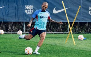 Dani Alves Instagram - Sonhe o quanto quiser que seu sonho é seu, carregue ele contigo e entregue nas mãos de Deus…. Só tenha paciência que vai se realizar e então dobre seus joelhos e comece a orar.
Eu sou, mais um moleque da favela, jogava no campo de terra, fui tirado de vagabundo mas olha que ironia eu venci!!
🖊 GoodCrazy & @macoficiall_