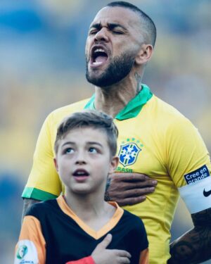 Dani Alves Instagram - Chegou o grande dia nação; BRASIL ACIMA DE TUDO E DEUS SEMPRE ACIMA DE TODOS!
Façam o que seu coração mandar, mas não se deixem manipular…. o Brasil precise de: ORDEM E PROGRESSO de uma vez por todas. 
E para os que não sabem, DEMOCRACIA É: ter um sistema político que defende a soberania do seu povo e também dar o direito ao seu povo de escolher, exigir e controlar aqueles que governam!
Que Deus proteja, abençoe e cuide do nosso povo e DA NOSSA PÁTRIA AMADA BRASIL!!