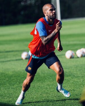 Dani Alves Instagram - Al fútbol no si juega por dinero. 
Al fútbol si juega porque lo amas, porque cambia vidas, porque proporciona emociones que pocas cosas puede proporcionar.
Es simplemente porque jugar al fútbol siempre va a ser él poder genuino de ese pequeño niño que solo quería disfrutar de poder jugar. 
Nunca entenderán eso si nunca hiciste algo por amor.
Pueden pagar para tenerme, nunca  para jugar al FÚTBOL.
Soy como el vino, nunca si paga el líquido, siempre si paga por la historia!!!
QUE SEA ETERNO MIENTRAS DURE.
#GoodCrazyLifestyle✌🏽