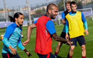 Dani Alves Instagram - 🤩 Dani Alves s'entrena amb el Barça Atlètic

🤩 @danialves se entrena con el filial azulgrana

😍 Un plaer, Dani!
😍 ¡Un placer, Dani!

#ForçaBarça 💙❤️