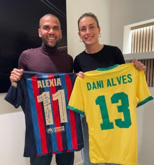 Dani Alves Instagram - El futebol es especial porque transforma vidas, siiii transforma vidas.
Que nunca olviden que ese deporte pertence a todos nosotros.
Fútbol es su nombre y no si cambia en función de quien lo prática.
Juntos somos el fútbol y juntos cambiaremos otros vidas!!! 
Muchas gracias por la tarde de fútbol @alexiaputellas 🙏 
#BalonDeOro🤪