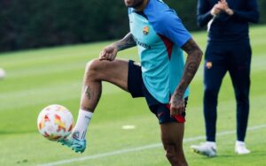 Dani Alves Instagram - Sonhe o quanto quiser que seu sonho é seu, carregue ele contigo e entregue nas mãos de Deus…. Só tenha paciência que vai se realizar e então dobre seus joelhos e comece a orar.
Eu sou, mais um moleque da favela, jogava no campo de terra, fui tirado de vagabundo mas olha que ironia eu venci!!
🖊 GoodCrazy & @macoficiall_