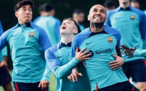 Dani Alves Instagram - Sonhe o quanto quiser que seu sonho é seu, carregue ele contigo e entregue nas mãos de Deus…. Só tenha paciência que vai se realizar e então dobre seus joelhos e comece a orar.
Eu sou, mais um moleque da favela, jogava no campo de terra, fui tirado de vagabundo mas olha que ironia eu venci!!
🖊 GoodCrazy & @macoficiall_