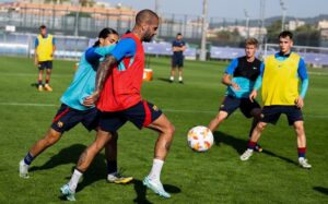 Dani Alves Instagram - 🤩 Dani Alves s'entrena amb el Barça Atlètic

🤩 @danialves se entrena con el filial azulgrana

😍 Un plaer, Dani!
😍 ¡Un placer, Dani!

#ForçaBarça 💙❤️
