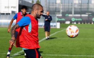 Dani Alves Instagram - 🤩 Dani Alves s'entrena amb el Barça Atlètic

🤩 @danialves se entrena con el filial azulgrana

😍 Un plaer, Dani!
😍 ¡Un placer, Dani!

#ForçaBarça 💙❤️
