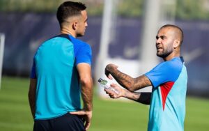 Dani Alves Instagram - 🤩 Dani Alves s'entrena amb el Barça Atlètic

🤩 @danialves se entrena con el filial azulgrana

😍 Un plaer, Dani!
😍 ¡Un placer, Dani!

#ForçaBarça 💙❤️