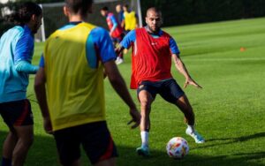 Dani Alves Instagram - 🤩 Dani Alves s'entrena amb el Barça Atlètic

🤩 @danialves se entrena con el filial azulgrana

😍 Un plaer, Dani!
😍 ¡Un placer, Dani!

#ForçaBarça 💙❤️