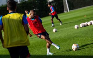 Dani Alves Instagram - 🤩 Dani Alves s'entrena amb el Barça Atlètic

🤩 @danialves se entrena con el filial azulgrana

😍 Un plaer, Dani!
😍 ¡Un placer, Dani!

#ForçaBarça 💙❤️