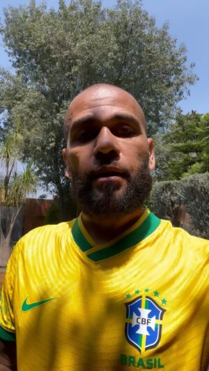 Dani Alves Instagram - Juntos pelo país que amamos!!!
#BrasilAcimaDeTudo
#DeusAcimaDeTodos✅