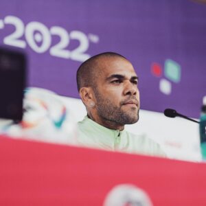 Dani Alves Instagram - Essa não é apenas uma copa do mundo mais que se acaba, essa é copa que coroa uma geração grandiosa como todas as outras grande gerações. 

Geração De campeão e de muitos campeões.
De atletas que colocaram seus nomes com letras douradas nas suas trajetórias mundiais…. Atletas que não tem noção do quão gigantesco foram até que o tempo lhes deem essa resposta. (Também me incluo nessa)

O mundo é gigante e cabem todos os grandes, sem comparações, sem rancores, sem ódios e sem invejas.

A magia do esporte no qual praticamos, trás consigo a transformação de vidas, trás consigo a pureza, trás consigo a emoção e adrenalina inexplicáveis vividas.

O futebol assim como a vida é imperfeito e isso é o que nos humaniza a todos os praticantes.

Não é apenas sobre ganhar ou perder…. É sobre tentar e nunca desistir.
É sonhar os seus sonhos e tentar insaciavelmente realizá-los.

Não existe o tempo certo, existe apenas o tempo e você quem decide o que fazer com ele.
É eu e eu, você e você a vida inteira!!

#GodBlessYouAll🙌🏾