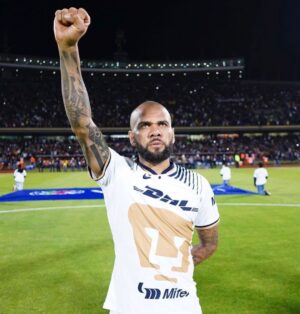 Dani Alves Instagram - Muchas gracias a todos por el recebimento, por el cariño y por el respecto en el día de hoy.
El primero día nunca se olvida.
Seguiremos trabajando duro para que ustedes disfruten.
Seguimos a por más PumasBoyzzzzz. #primeraassistencia🤪 
 @pumasmx
