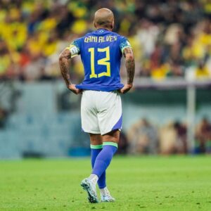Dani Alves Instagram - Aqueles que nao se desafiarem serão sempre escravos de um sistema destruidor de sonhos.

Olhe no espelho e verás que aqui é você com você mesmo mother F….!

Crie seus desafios e lutem por eles.
Ou você acha que alguém vai te ajudar?

Só os loucos sabem e só os muitos loucos vivem… o resto sobrevivem do que digam, do que comentam ou do acham.

Um dia sem sorrir e um dia sem gratidão, É UM DIA PERDIDO JÃO.

#GODBLESSYOUALL