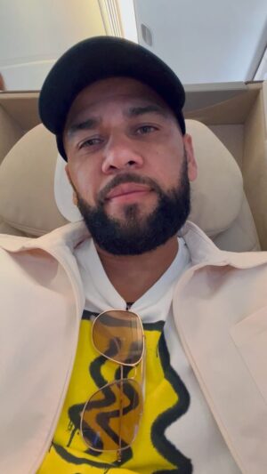 Dani Alves Instagram - Nos vemos pronto PumasBoyz,
Con la ilusión de un niño de 15 años que sale de su casa a luchar por escribir un lindo capítulo en su historia. 
Mexico nunca más será lo mismo 😂 😂 😂 
#vivaPumasCabrones🤪
#GoodCrazyComingForYou😎