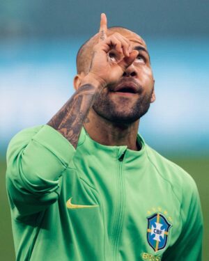 Dani Alves Instagram - Nada que reclamar, tudo que agradecer, pois Continuamente estamos aprendendo sobre o significado de existir.

A vida nos ensina constantemente que as nossas imperfeições é o que igualam aos seres humanos.

Não seremos perfeitos nem completos nunca, se não a vida perderia o seu significado.

Tudo que precisamos na vida é ter habilidade pra viver, pra aceitar, pra crescer e pra avançar.

Viver para os outros é uma dádiva divina.
Que nós sejamos felizes é muito incrível, mas que os outros sejam felizes por nossa causa é maravilhoso e significante!! 

Vivam para inspirar pessoas através de exemplos reais, de persistência, de luta, de sacrifício, de entrega e de nunca aceitar que te digam que você não é capaz.

Os momentos ruins formam seres fortes, seres fortes formam vidas dignas, vidas dignas formam seres exemplares, seres exemplares inspiram pessoas e pessoas transformam o mundos!

(Poderia continuar lamentando, mas seria muito injusto com o que a vida me proporcionou até hoje)