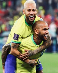 Dani Alves Instagram - Coloco essa imagem primeiro porque é assim que quero sempre quero lembrar de você e quero que também todos lembrem assim de você. Você é exemplo de brasileiro que saiu do nada e conquistou mais do que sonhou. Chorar é parte do processo, mas sorrir é o que faz com que lembremos de que todo o sacrifício que fizemos valeu a pena. Muitas vezes o troféu fazem muitas pessoas se equivocarem, achando que são melhores do que as outras porque ganharam… mas não, não sabem que isso é apenas uma distração que alimenta continuamente os seus egos. Ganhar para mim que sou considerado o maior vencedor da história desse esporte, significa inspirar pessoas, assim como você @neymarjr faz. Os maiores troféus das nossas vidas sempre será as pessoas que consigamos impactar nessa sociedade através do nosso exemplo. É para isso que DEUS nos deu o nosso dom. Você não tem apenas um compromisso com o futebol, você tem um compromisso com a sua missão aqui na terra…. Execute-a com sabedoria. A dor, assim com a felicidade são passageiras, mas a nossa missão é não permitir que a dor seja mais do que a felicidade… mesmo que momentaneamente, mas a vida é feita de momentos. Deixa que doa, deixa que passe e volte pra sua missão!! Amo o seu coração meu irmão. (O resto é no privado?) “A red social é para poder mostrar o que queremos que saibam de nós, sem mentiras nem achismos”