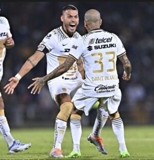 Dani Alves Instagram - Muchas gracias a todos por el recebimento, por el cariño y por el respecto en el día de hoy.
El primero día nunca se olvida.
Seguiremos trabajando duro para que ustedes disfruten.
Seguimos a por más PumasBoyzzzzz. #primeraassistencia🤪 
 @pumasmx