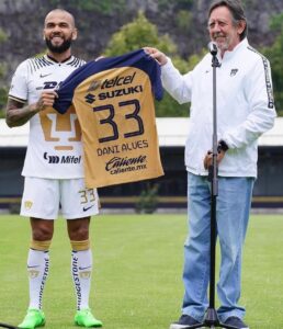 Dani Alves Instagram - Se vás a ser loco, que seas un buen loco. No cambien lo que ustedes creen, no cambien quien realmente son….. al final si todos supieran de lo que opinan, no estarían opinando 😂 estarían executando. Con mucho gusto estoy acá y con muchas ganas de cambiar la historia de @pumasmx y de muchos mexicanos. #GOODCRAZYINTHAHOUSE🤪 #EL33 #EXQUEECE😎