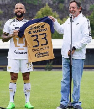 Dani Alves Instagram - Se vás a ser loco, que seas un buen loco.
No cambien lo que ustedes creen, no cambien quien realmente son….. al final si todos supieran de lo que opinan, no estarían opinando 😂 estarían executando.
Con mucho gusto estoy acá y con muchas ganas de cambiar la historia de @pumasmx y de muchos mexicanos.
#GOODCRAZYINTHAHOUSE🤪 
#EL33 #EXQUEECE😎