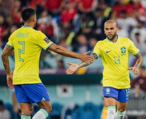 Dani Alves Instagram - Ao contrário do que se pensa, quando se trabalha em equipe e pro mesmo objetivo, não se compete com os companheiros…. com os companheiros nos preparamos juntos e entregamos o nosso melhor em pro da nossa equipe, para assim poder competir contra os adversários que vierem.

Give five mano veio @daniluiz2 
#WorldCup2022 #Qatar #Brasil
