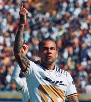 Dani Alves Instagram - Gracias mi gente por el día de ayer, nosotros somos Pumas y cuando alguien venga a nuestra casa hay que sentir eso!

Nunca dejen de alentar ni de apoyar al equipo… EN LAS BUENAS Y  EN LAS NO TAN BUENAS!

#VAMOSQUEVAMOS #PUMASBOYZZZ🤪 #DomCrazy77😎