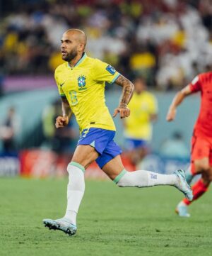 Dani Alves Instagram - Dia especial hoje… sr lindo @oficialrc3 permissão pra te passar em jogos aqui.
Você é, foi e será sempre um grande ídolo do Brasil!!
São 126 jogos vestindo com muita honra e muito prazer essa camisa maravilhosa.
Obrigado futebol por ser tão transformador e tão especial nas nossas vidas.
#Seguimos #humildade & #Disciplina 
#WorldCup2022 #Qatar #Brasil