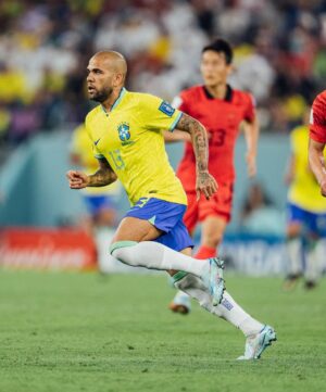Dani Alves Instagram - Dia especial hoje… sr lindo @oficialrc3 permissão pra te passar em jogos aqui.
Você é, foi e será sempre um grande ídolo do Brasil!!
São 126 jogos vestindo com muita honra e muito prazer essa camisa maravilhosa.
Obrigado futebol por ser tão transformador e tão especial nas nossas vidas.
#Seguimos #humildade & #Disciplina 
#WorldCup2022 #Qatar #Brasil