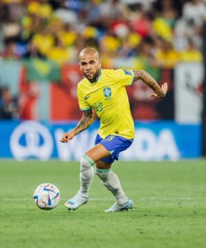 Dani Alves Instagram - Dia especial hoje… sr lindo @oficialrc3 permissão pra te passar em jogos aqui.
Você é, foi e será sempre um grande ídolo do Brasil!!
São 126 jogos vestindo com muita honra e muito prazer essa camisa maravilhosa.
Obrigado futebol por ser tão transformador e tão especial nas nossas vidas.
#Seguimos #humildade & #Disciplina 
#WorldCup2022 #Qatar #Brasil