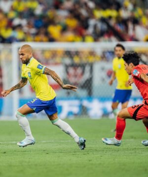 Dani Alves Instagram - Dia especial hoje… sr lindo @oficialrc3 permissão pra te passar em jogos aqui.
Você é, foi e será sempre um grande ídolo do Brasil!!
São 126 jogos vestindo com muita honra e muito prazer essa camisa maravilhosa.
Obrigado futebol por ser tão transformador e tão especial nas nossas vidas.
#Seguimos #humildade & #Disciplina 
#WorldCup2022 #Qatar #Brasil