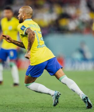 Dani Alves Instagram - Dia especial hoje… sr lindo @oficialrc3 permissão pra te passar em jogos aqui.
Você é, foi e será sempre um grande ídolo do Brasil!!
São 126 jogos vestindo com muita honra e muito prazer essa camisa maravilhosa.
Obrigado futebol por ser tão transformador e tão especial nas nossas vidas.
#Seguimos #humildade & #Disciplina 
#WorldCup2022 #Qatar #Brasil