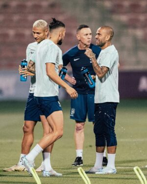Dani Alves Instagram - Foco na missão meus guerras!!
#GoodCrazyGang🤪
#WorldCup2022 #Qatar 
#Brasil🇧🇷