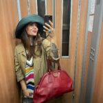 Daniela Collu Instagram – Nessun animale è stato maltrattato durante le riprese del post ♥️🫶🏻
1- ascensore cappello 
2- cacio e pepe con pescetto
3- Il mare d’autunno, e nemmeno una canzone dedicata
4- Io
5- Pazzeschi
6- I lavandini nel backstage dei festival
7- Valerio Berruti
8- È questione di precisione, basta un centimetro 
9- Fare chiusura è una cosa seria 
10- La luna, dentro