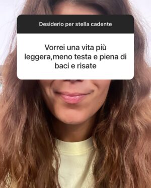 Daniela Collu Instagram - Ieri abbiamo fatto questo esperimento, il risultato è stato commovente e mi porto a casa una scossa di empatia come non ne provavo da tempo. I desideri di tutti e tutte, realizzabili e non, dicono tantissimo di chi siamo, e a volte sono più accessibili di quanto sembri, ci manca il coraggio. Ma un desiderio è già di per sé coraggioso, guarda oltre un limite, sposta i mobili in casa, trova le forze, scavalca una siepe, e forse basterebbe solo fidarsi. L’ultima foto è la più importante: alleniamoci ai desideri, grandi o piccoli non importa, ma ci serve un altrove da sperare e da raggiungere ♥️