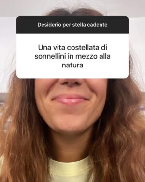 Daniela Collu Instagram - Ieri abbiamo fatto questo esperimento, il risultato è stato commovente e mi porto a casa una scossa di empatia come non ne provavo da tempo. I desideri di tutti e tutte, realizzabili e non, dicono tantissimo di chi siamo, e a volte sono più accessibili di quanto sembri, ci manca il coraggio. Ma un desiderio è già di per sé coraggioso, guarda oltre un limite, sposta i mobili in casa, trova le forze, scavalca una siepe, e forse basterebbe solo fidarsi. L’ultima foto è la più importante: alleniamoci ai desideri, grandi o piccoli non importa, ma ci serve un altrove da sperare e da raggiungere ♥️
