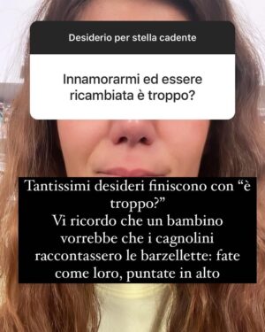 Daniela Collu Instagram - Ieri abbiamo fatto questo esperimento, il risultato è stato commovente e mi porto a casa una scossa di empatia come non ne provavo da tempo. I desideri di tutti e tutte, realizzabili e non, dicono tantissimo di chi siamo, e a volte sono più accessibili di quanto sembri, ci manca il coraggio. Ma un desiderio è già di per sé coraggioso, guarda oltre un limite, sposta i mobili in casa, trova le forze, scavalca una siepe, e forse basterebbe solo fidarsi. L’ultima foto è la più importante: alleniamoci ai desideri, grandi o piccoli non importa, ma ci serve un altrove da sperare e da raggiungere ♥️