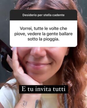 Daniela Collu Instagram - Ieri abbiamo fatto questo esperimento, il risultato è stato commovente e mi porto a casa una scossa di empatia come non ne provavo da tempo. I desideri di tutti e tutte, realizzabili e non, dicono tantissimo di chi siamo, e a volte sono più accessibili di quanto sembri, ci manca il coraggio. Ma un desiderio è già di per sé coraggioso, guarda oltre un limite, sposta i mobili in casa, trova le forze, scavalca una siepe, e forse basterebbe solo fidarsi. L’ultima foto è la più importante: alleniamoci ai desideri, grandi o piccoli non importa, ma ci serve un altrove da sperare e da raggiungere ♥️