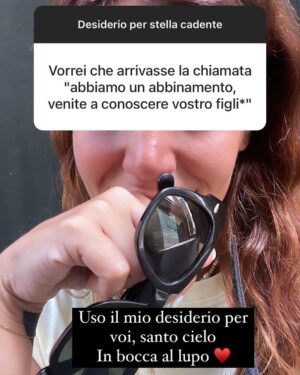 Daniela Collu Instagram - Ieri abbiamo fatto questo esperimento, il risultato è stato commovente e mi porto a casa una scossa di empatia come non ne provavo da tempo. I desideri di tutti e tutte, realizzabili e non, dicono tantissimo di chi siamo, e a volte sono più accessibili di quanto sembri, ci manca il coraggio. Ma un desiderio è già di per sé coraggioso, guarda oltre un limite, sposta i mobili in casa, trova le forze, scavalca una siepe, e forse basterebbe solo fidarsi. L’ultima foto è la più importante: alleniamoci ai desideri, grandi o piccoli non importa, ma ci serve un altrove da sperare e da raggiungere ♥️