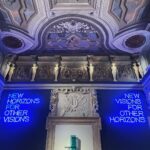 Daniela Collu Instagram - Nell’ultima stanza di @palazzomaffeiverona c’è una frase di Pablo Picasso che dice “Non c’è passato né futuro in arte. Se un’opera d’arte non può vivere sempre nel presente, non se ne deve assolutamente tenere conto”. Arriva come coronamento di un percorso che ha nella meraviglia la sua ragione d’essere, come nei mondi fantastici, quando si sovvertono le regole di logica, di tempo, di spazio. E succede allora che un trittico del Trecento parli con i Concetti spaziali del 1964, che la maternità grezza pietrosa di Arturo Martini si connetta alle Vergini con bambino attraverso i secoli, che una plastica bruciata di Burri e una scena di battaglia di Antonio Calza sembrino fatte della stessa sostanza della guerra, che si possa entrare nei neri di Magritte come se fossero la summa di tutte le ombre dell’umanità, che dei buchi su una tela e le statue di madonne e monachelle siano insieme -e sottolineo insieme - il racconto della sacralità, della trascendenza, della ricerca tutta umana di un al di là che ci ossessiona tutti, da sempre e per sempre. E succede che si torna alla prima sala, dove un neon blu dice che esistono (e servono) nuovi orizzonti per altre visioni e anche nuove visioni per altri orizzonti, ed è questo il segreto di una wunderkammer come Palazzo Maffei, dove con fiducia da rabdomante Luigi Carlon ha radunato bellezza, potenza, valore e arte, e li ha poi restituiti alla sua città, e per estensione al mondo. Visione e orizzonti. Esiste oggi qualcosa di più prezioso? #PalazzoMaffei #PalazzoMaffeiCasaMuseo #adv Palazzo Maffei Verona