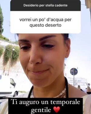 Daniela Collu Instagram - Ieri abbiamo fatto questo esperimento, il risultato è stato commovente e mi porto a casa una scossa di empatia come non ne provavo da tempo. I desideri di tutti e tutte, realizzabili e non, dicono tantissimo di chi siamo, e a volte sono più accessibili di quanto sembri, ci manca il coraggio. Ma un desiderio è già di per sé coraggioso, guarda oltre un limite, sposta i mobili in casa, trova le forze, scavalca una siepe, e forse basterebbe solo fidarsi. L’ultima foto è la più importante: alleniamoci ai desideri, grandi o piccoli non importa, ma ci serve un altrove da sperare e da raggiungere ♥️