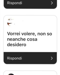 Daniela Collu Instagram - Ieri abbiamo fatto questo esperimento, il risultato è stato commovente e mi porto a casa una scossa di empatia come non ne provavo da tempo. I desideri di tutti e tutte, realizzabili e non, dicono tantissimo di chi siamo, e a volte sono più accessibili di quanto sembri, ci manca il coraggio. Ma un desiderio è già di per sé coraggioso, guarda oltre un limite, sposta i mobili in casa, trova le forze, scavalca una siepe, e forse basterebbe solo fidarsi. L’ultima foto è la più importante: alleniamoci ai desideri, grandi o piccoli non importa, ma ci serve un altrove da sperare e da raggiungere ♥️