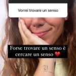 Daniela Collu Instagram – Ieri abbiamo fatto questo esperimento, il risultato è stato commovente e mi porto a casa una scossa di empatia come non ne provavo da tempo. I desideri di tutti e tutte, realizzabili e non, dicono tantissimo di chi siamo, e a volte sono più accessibili di quanto sembri, ci manca il coraggio. Ma un desiderio è già di per sé coraggioso, guarda oltre un limite, sposta i mobili in casa, trova le forze, scavalca una siepe, e forse basterebbe solo fidarsi. L’ultima foto è la più importante: alleniamoci ai desideri, grandi o piccoli non importa, ma ci serve un altrove da sperare e da raggiungere ♥️