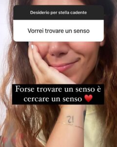 Daniela Collu Instagram - Ieri abbiamo fatto questo esperimento, il risultato è stato commovente e mi porto a casa una scossa di empatia come non ne provavo da tempo. I desideri di tutti e tutte, realizzabili e non, dicono tantissimo di chi siamo, e a volte sono più accessibili di quanto sembri, ci manca il coraggio. Ma un desiderio è già di per sé coraggioso, guarda oltre un limite, sposta i mobili in casa, trova le forze, scavalca una siepe, e forse basterebbe solo fidarsi. L’ultima foto è la più importante: alleniamoci ai desideri, grandi o piccoli non importa, ma ci serve un altrove da sperare e da raggiungere ♥️